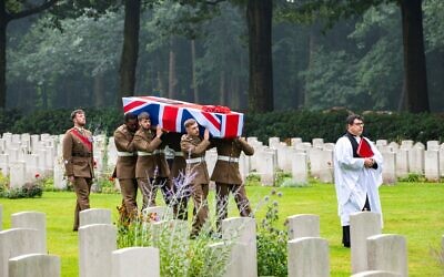 Des soldats portent l'un des cercueils lors de la cérémonie d'enterrement de deux soldats britanniques, le lieutenant Dermod Anderson et le soldat Henry Moon, décédés lors de l'opération Market Garden en 1944, au cimetière d'Oosterbeek, aux Pays-Bas, le 18 septembre 2024. (Crédit : Nick Gammon / AFP)