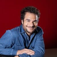 Le chanteur et compositeur franco-israélien Amir Haddad, alias Amir, pose lors d'une séance photo à Paris, le 18 septembre 2024. (Crédit : BERTRAND GUAY / AFP)
