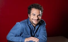 Le chanteur et compositeur franco-israélien Amir Haddad, alias Amir, pose lors d'une séance photo à Paris, le 18 septembre 2024. (Crédit : BERTRAND GUAY / AFP)