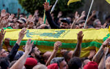 Des personnes en deuil portent le cercueil d'un membre du Hezbollah qui a été tué lors d'une frappe israélienne la veille, lors de la procession funéraire dans la banlieue sud de Beyrouth, le 21 septembre 2024. Le Hezbollah libanais a déclaré le 21 septembre qu'un deuxième commandant de haut rang figurait parmi les 16 combattants tués lors d'une frappe aérienne israélienne sur son bastion de Beyrouth la veille, soulignant l'ampleur du coup porté à sa direction militaire. (Photo ANWAR AMRO / AFP)