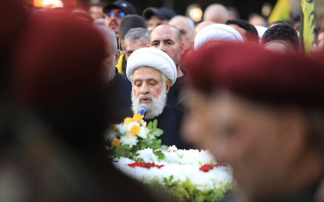 Naim Qassem, secrétaire-général adjoint du groupe terroriste libanais Hezbollah, s'exprime lors de la procession funéraire d'Ibrahim Aqil, chef de la force d'élite Radwan du Hezbollah, dans la banlieue sud de Beyrouth, le 22 septembre 2024. (Photo par AFP)