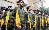 Des membres du groupe terroriste chiite libanais Hezbollah assistent aux funérailles du principal commandant militaire du groupe, Ibrahim Aqil, dans la banlieue sud de Beyrouth, le 22 septembre 2024. (AFP)
