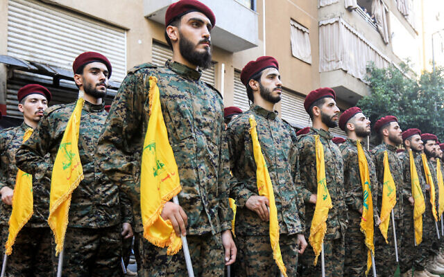 Des membres du groupe terroriste chiite libanais Hezbollah assistent aux funérailles du principal commandant militaire du groupe, Ibrahim Aqil, dans la banlieue sud de Beyrouth, le 22 septembre 2024. (AFP) Des membres du groupe terroriste chiite libanais Hezbollah assistent aux funérailles du principal commandant militaire du groupe, Ibrahim Aqil, dans la banlieue sud de Beyrouth, le 22 septembre 2024. (AFP)
