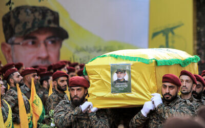 Des membres du Hezbollah portent le corps du principal commandant militaire du groupe terroriste, Ibrahim Aqil, lors de ses funérailles dans la banlieue sud de Beyrouth, le 22 septembre 2024. (AFP)
