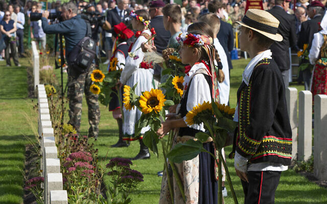 Des enfants tiennent des fleurs avant de déposer des pierres tombales dans le cadre du service commémoratif aéroporté marquant le 80ème anniversaire de l'opération Market Garden, la tentative malheureuse d'entrer en Allemagne par les Pays-Bas lors d'une avancée surprise pour mettre fin à la guerre en 1944, au cimetière militaire d'Oosterbeek, le 22 septembre 2024. Des milliers de parachutistes britanniques, américains et polonais ont été largués au-dessus des Pays-Bas dans le cadre de la plus grande opération aéroportée et de vol à voile de l'histoire, afin d'occuper les ponts et les voies navigables entre la Belgique et la ville néerlandaise d'Arnhem et d'ouvrir la voie aux chars alliés, mais l'opération s'est transformée en l'une des plus grandes débâcles alliées de la Seconde Guerre mondiale. (Photo Nick Gammon / AFP) Des enfants tiennent des fleurs avant de déposer des pierres tombales dans le cadre du service commémoratif aéroporté marquant le 80ème anniversaire de l'opération Market Garden, la tentative malheureuse d'entrer en Allemagne par les Pays-Bas lors d'une avancée surprise pour mettre fin à la guerre en 1944, au cimetière militaire d'Oosterbeek, le 22 septembre 2024. Des milliers de parachutistes britanniques, américains et polonais ont été largués au-dessus des Pays-Bas dans le cadre de la plus grande opération aéroportée et de vol à voile de l'histoire, afin d'occuper les ponts et les voies navigables entre la Belgique et la ville néerlandaise d'Arnhem et d'ouvrir la voie aux chars alliés, mais l'opération s'est transformée en l'une des plus grandes débâcles alliées de la Seconde Guerre mondiale. (Photo Nick Gammon / AFP)