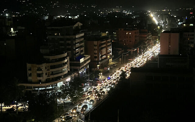 Un embouteillage bloque une rue dans la ville libanaise de Sidon le 23 septembre 2024, alors que les gens fuient leurs maisons dans le sud du Liban. (Crédit : Mahmoud Zayyat/AFP)