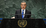 Le ministre chinois des Affaires étrangères Wang Yi s'exprime lors du "Sommet du futur" en marge de l'Assemblée générale des Nations Unies au siège des Nations Unies à New York, le 23 septembre 2024. (Crédit : TIMOTHY A. CLARY / AFP)