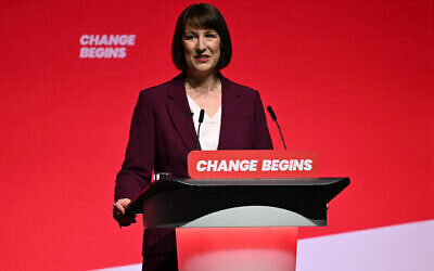 Rachel Reeves, chancelière de l'échiquier britannique, s'exprime lors du deuxième jour de la conférence annuelle du Parti travailliste à Liverpool, dans le nord-ouest de l'Angleterre, le 23 septembre 2024. (Crédit : Paul ELLIS / AFP)