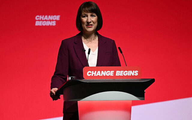 Rachel Reeves, chancelière de l'échiquier britannique, s'exprime lors du deuxième jour de la conférence annuelle du Parti travailliste à Liverpool, dans le nord-ouest de l'Angleterre, le 23 septembre 2024. (Crédit : Paul ELLIS / AFP) Rachel Reeves, chancelière de l'échiquier britannique, s'exprime lors du deuxième jour de la conférence annuelle du Parti travailliste à Liverpool, dans le nord-ouest de l'Angleterre, le 23 septembre 2024. (Crédit : Paul ELLIS / AFP)
