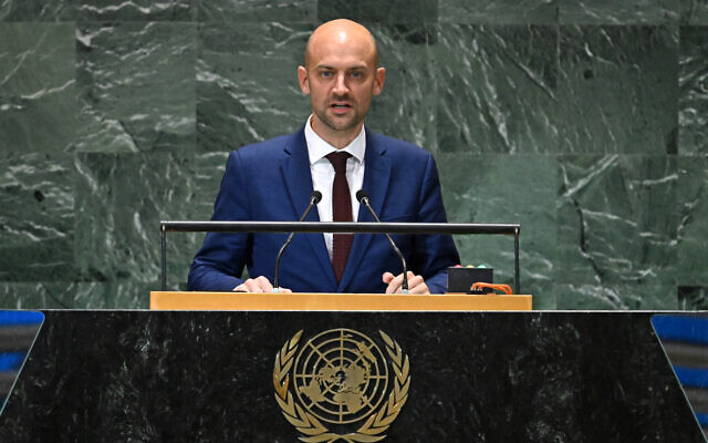 Jean-Noël Barrot, ministre de l'Europe et des Affaires étrangères de la France, s'exprime lors du "Sommet du futur" en marge de l'Assemblée générale des Nations Unies au siège des Nations Unies, à New York, le 23 septembre 2024. (Crédit : Timothy A. Clary/AFP) Jean-Noël Barrot, ministre de l'Europe et des Affaires étrangères de la France, s'exprime lors du "Sommet du futur" en marge de l'Assemblée générale des Nations Unies au siège des Nations Unies, à New York, le 23 septembre 2024. (Crédit : Timothy A. Clary/AFP)