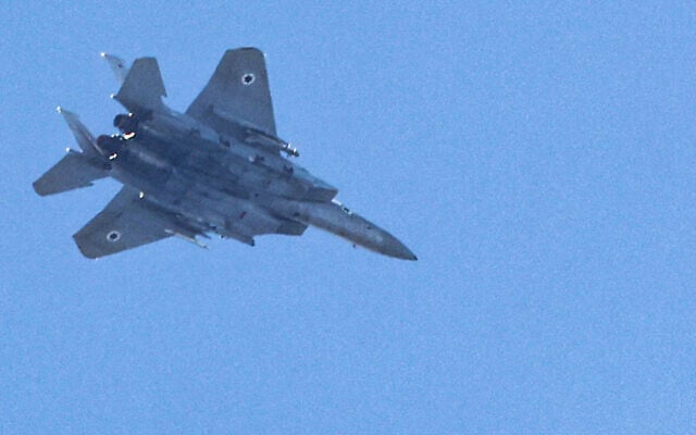 Un chasseur F-15 Eagle de l'armée de l'air israélienne survolant Haïfa, le 24 septembre 2024. (Crédit : Jack Guez/AFP) Un chasseur F-15 Eagle de l'armée de l'air israélienne survolant Haïfa, le 24 septembre 2024. (Crédit : Jack Guez/AFP)