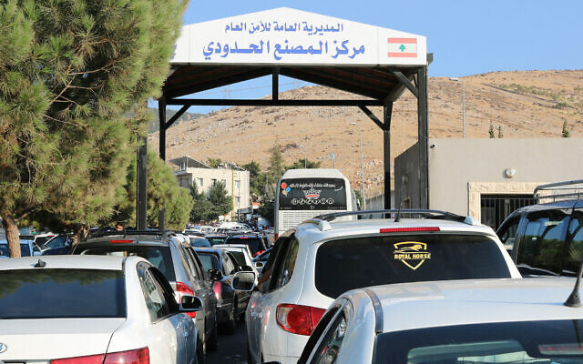 Des personnes fuyant le Liban attendent de traverser la frontière avec la Syrie par le point de passage de Masnaa, dans l'est du Liban, le 24 septembre 2024.(Crédit : Hassan Jarrah/AFP) Des personnes fuyant le Liban attendent de traverser la frontière avec la Syrie par le point de passage de Masnaa, dans l'est du Liban, le 24 septembre 2024.(Crédit : Hassan Jarrah/AFP)
