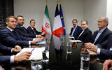 Le président français Emmanuel Macron rencontrant le président iranien Massoud Pezeshkian en marge de la 79ᵉ session de l'Assemblée générale des Nations unies, au siège des Nations unies, à New York, le 24 septembre 2024. (Crédit : Ludovic Marin/AFP)