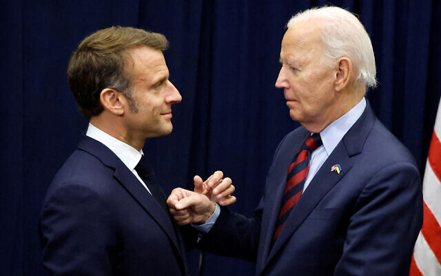 Le président français Emmanuel Macron serre la main du président américain Joe Biden lors d'une rencontre en marge de la 79e session de l'Assemblée générale de l'ONU à New York, le 25 septembre 2024. (Crédit : Ludovic Marin/AFP)