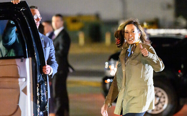 La vice-présidente des États-Unis et candidate démocrate à la présidence, Kamala Harris, après son arrivée à l'aéroport international de San Francisco, en Californie, le 27 septembre 2024. (Crédit : Josh Edelson/AFP) La vice-présidente des États-Unis et candidate démocrate à la présidence, Kamala Harris, après son arrivée à l'aéroport international de San Francisco, en Californie, le 27 septembre 2024. (Crédit : Josh Edelson/AFP)