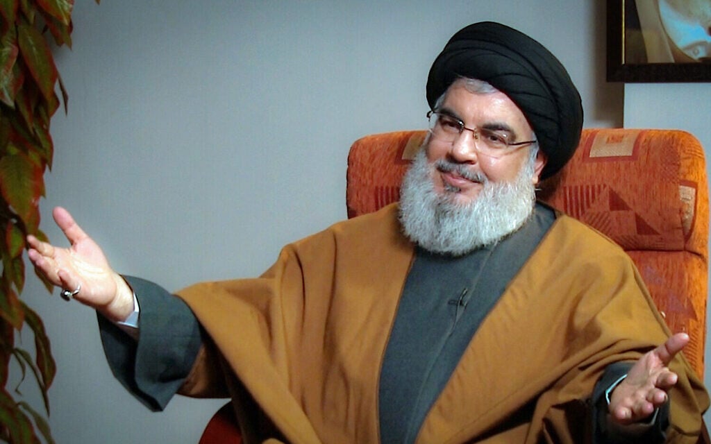 Hassan Nasrallah, alors chef du Hezbollah, lors de ce que le bureau a déclaré être une « discussion exclusive » avec des membres du bureau du guide suprême iranien Ali Khamenei, à une date et dans un lieu inconnus, le 28 septembre 2019. (Crédit : KHAMENEI.IR/AFP) Hassan Nasrallah, alors chef du Hezbollah, lors de ce que le bureau a déclaré être une « discussion exclusive » avec des membres du bureau du guide suprême iranien Ali Khamenei, à une date et dans un lieu inconnus, le 28 septembre 2019. (Crédit : KHAMENEI.IR/AFP)