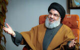 Hassan Nasrallah, alors chef du Hezbollah, lors de ce que le bureau a déclaré être une « discussion exclusive » avec des membres du bureau du guide suprême iranien Ali Khamenei, à une date et dans un lieu inconnus, le 28 septembre 2019. (Crédit : KHAMENEI.IR/AFP)