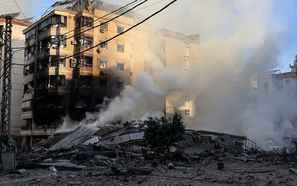 De la fumée s’élevant des décombres d'un bâtiment qui a été rasé lors d'une frappe israélienne nocturne sur la banlieue sud de Beyrouth, le 28 septembre 2024. (Crédit : Anwar Amro/AFP)