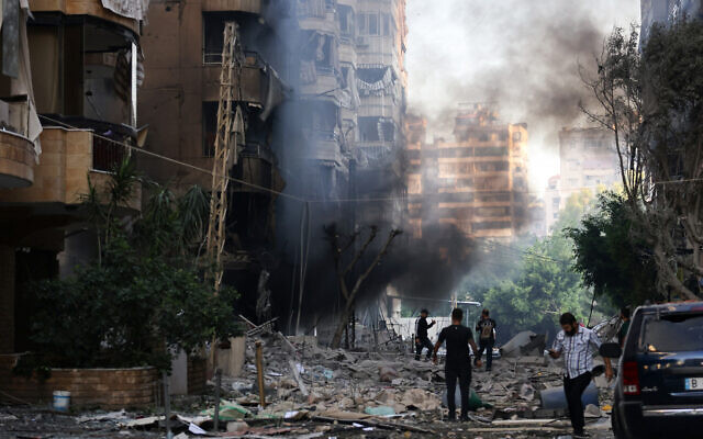 Des habitants inspectant les décombres après des frappes israéliennes sur des sites du Hezbollah dans la banlieue sud de Beyrouth, le 28 septembre 2024. (Crédit : Anwar Amro/AFP) Des habitants inspectant les décombres après des frappes israéliennes sur des sites du Hezbollah dans la banlieue sud de Beyrouth, le 28 septembre 2024. (Crédit : Anwar Amro/AFP)