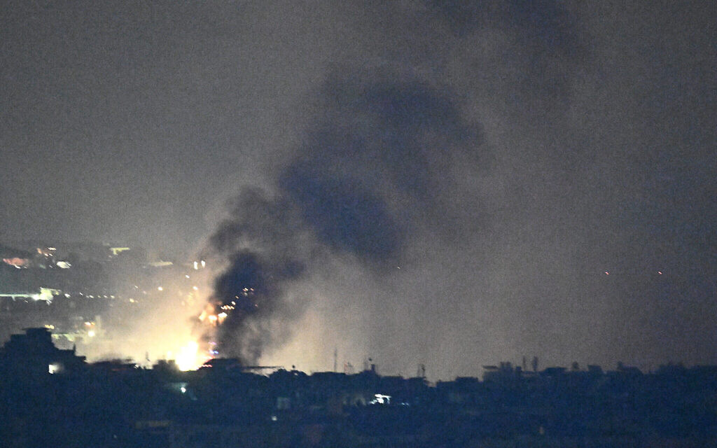 De la fumée s’élevant du site d'une frappe israélienne, dans la banlieue sud de Beyrouth, le 28 septembre 2024. (Crédit : Joseph Eid/AFP)