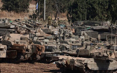 Illustration . Des chars de l'armée israélienne déployés dans la région de la Haute Galilée, dans le nord d'Israël, près de la frontière avec le Liban, le 29 septembre 2024. (Crédit : Menahem Kahana/AFP)