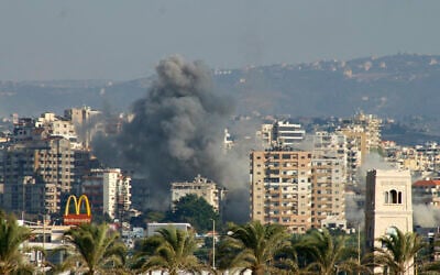 De la fumée s’élevant après une frappe israélienne sur des cibles du Hezbollah dans des villages près de la ville de Tyr, au sud du Liban, le 29 septembre 2024. (Crédit : Kawnat Haju/AFP)