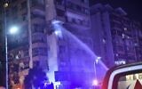 Des pompiers cherchent des survivants à l'intérieur d'un immeuble résidentiel touché par une frappe aérienne israélienne dans le quartier de Kola à Beyrouth, le 30 septembre 2024. (Crédit : Fadel ITANI / AFP)