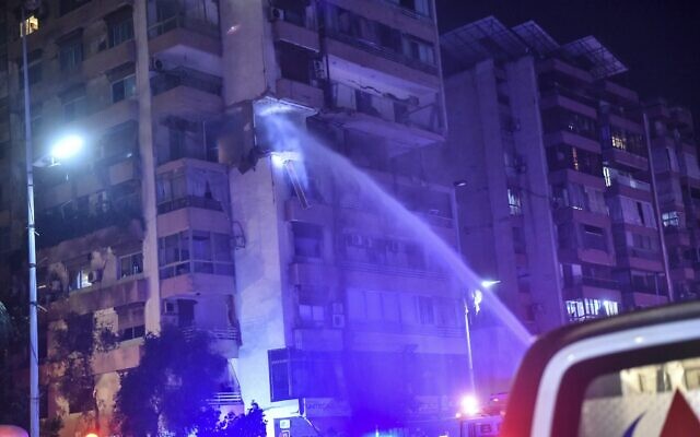 Des pompiers cherchent des survivants à l'intérieur d'un immeuble résidentiel touché par une frappe aérienne israélienne dans le quartier de Kola à Beyrouth, le 30 septembre 2024. (Crédit : Fadel ITANI / AFP) Des pompiers cherchent des survivants à l'intérieur d'un immeuble résidentiel touché par une frappe aérienne israélienne dans le quartier de Kola à Beyrouth, le 30 septembre 2024. (Crédit : Fadel ITANI / AFP)