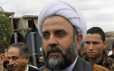 Le cheikh Nabil Qaouk, membre du Conseil central du Hezbollah, assistant aux funérailles de l'homme d'affaires Hassan Tajeddine, dans le village de Hanaway, au sud du Liban, le 26 janvier 2010. (Crédit : Hussein Malla/AP)