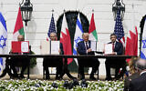 Abdullatif al-Zayani, le Premier ministre israélien Benjamin Netanyahu, le président américain Donald Trump et le ministre des Affaires étrangères des Émirats arabes unis Abdullah ben Zayed al-Nahyan, lors de la cérémonie de signature des Accords d'Abraham, sur la pelouse sud de la Maison Blanche, à Washington, le 15 septembre 2020. (Crédit : Alex Brandon/AP)