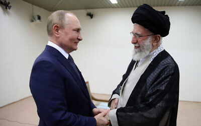 Le Guide suprême iranien, l'Ayatollah Ali Khamenei (à droite), et le Président russe Vladimir Putin se saluent lors de leur réunion à Téhéran, en Iran, le 19 juin 2022. (Cabinet du Guide suprême iranien via AP)