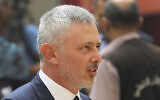 Le législateur Sleiman Frangieh se préparant à entrer dans le bâtiment du Parlement pour la réunion du Dialogue national entre les dirigeants politiques libanais, dans le centre-ville de Beyrouth, au Liban, le 9 septembre 2015. (Crédit : Hussein Malla/AP)