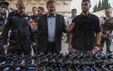 Le ministre israélien de la Sécurité intérieure, Itamar Ben Gvir, assistant à la remise d'armes aux membres d'un groupe de bénévoles de sécurité, à Ashkelon, en Israël, le 27 octobre 2023. (Crédit : Tsafrir Abayov/AP)