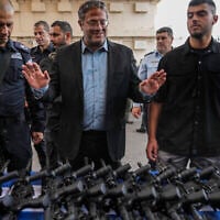 Illustration : Le ministre de la Sécurité nationale, Itamar Ben Gvir, assistant à la remise d'armes aux membres d'un groupe de bénévoles de sécurité, à Ashkelon, en Israël, le 27 octobre 2023. (Crédit : Tsafrir Abayov/AP)