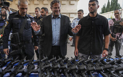 Le ministre israélien de la Sécurité intérieure, Itamar Ben-Gvir, assiste à la remise d'armes aux membres d'un groupe de bénévoles de sécurité à Ashkelon, en Israël, le 27 octobre 2023. (Crédit : AP Photo/Tsafrir Abayov)