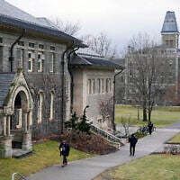 Des étudiants sur le campus de l'université Cornell, à Ithaca, dans l'État de New York, le 2 février 2024. (Crédit : Seth Wenig\AP Photo)