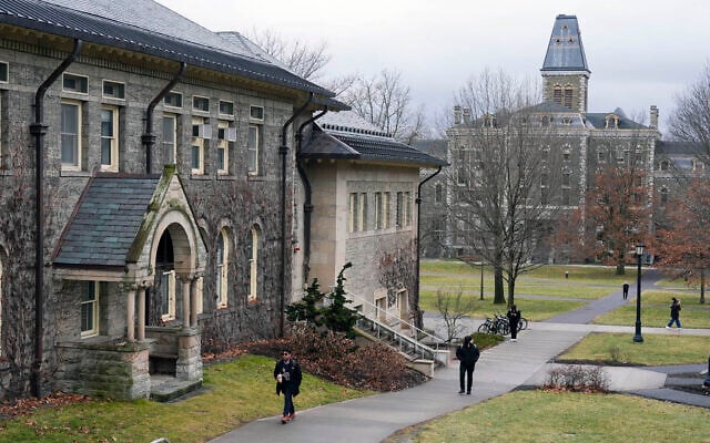 Des étudiants sur le campus de l'université Cornell, à Ithaca, dans l'État de New York, le 2 février 2024. (Crédit : Seth Wenig\AP Photo)
