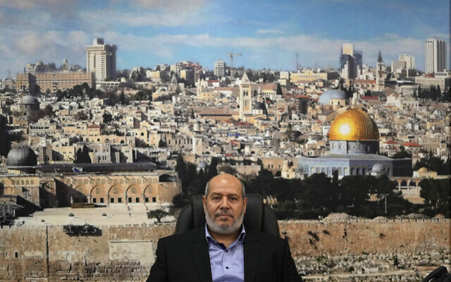 Khalil al-Hayya, haut responsable du bureau politique du Hamas, assis devant une toile de fond représentant la Vieille ville de Jérusalem, lors d'une interview avec l'Associated Press, à Istanbul, en Turquie, le 24 avril 2024. (AP Photo / Khalil Hamra) Khalil al-Hayya, haut responsable du bureau politique du Hamas, assis devant une toile de fond représentant la Vieille ville de Jérusalem, lors d'une interview avec l'Associated Press, à Istanbul, en Turquie, le 24 avril 2024. (AP Photo / Khalil Hamra)