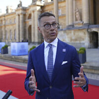 Le Président finlandais Alexander Stubb s'adresse aux médias à son arrivée au sommet de la Communauté politique européenne à Blenheim Palace à Woodstock, Oxfordshire, Angleterre, jeudi 18 juillet 2024. (Jacob King/Pool Photo via AP)