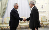 Le président iranien Masoud Pezeshkian (droite) rencontre le secrétaire du Conseil de sécurité russe Sergei Shoigu à son bureau de Téhéran, le 5 août 2024. (Crédit : Bureau présidentiel iranien / AFP)