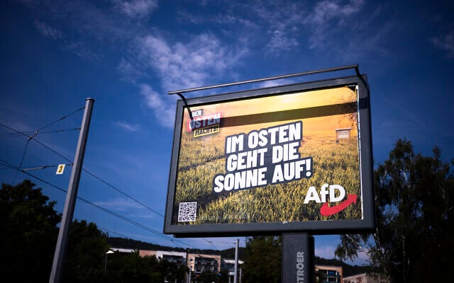 Une affiche électorale du parti d'extrême-droite Alternative pour l'Allemagne (AfD) utilisant le slogan « Le soleil se lève à l'Est », est affichée dans une rue de la ville d'Iéna, dans l'État fédéral de Thuringe, en Allemagne, le 14 août 2024. (Markus Schreiber / AP) Une affiche électorale du parti d'extrême-droite Alternative pour l'Allemagne (AfD) utilisant le slogan « Le soleil se lève à l'Est », est affichée dans une rue de la ville d'Iéna, dans l'État fédéral de Thuringe, en Allemagne, le 14 août 2024. (Markus Schreiber / AP)