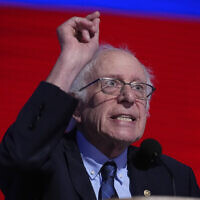 Le sénateur Bernie Sanders lors de la Convention nationale démocrate, à Chicago, le 20 août 2024. (Crédit : AP Photo/Brynn Anderson)