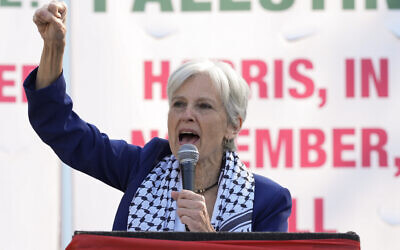 La candidate à la présidence du parti vert, Jill Stein, s'exprimant lors d'un rassemblement anti-Israël et pro-palestinien à Union Park pendant la Convention nationale du parti démocrate, à Chicago, le 21 août 2024. (Crédit : Alex Brandon/AP)