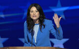 La procureure générale du Michigan, Dana Nessel, s'exprimant lors de la Convention nationale démocrate (DNC), à Chicago, le 21 août 2024. (Crédit : J. Scott Applewhite/AP)
