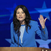 La procureure générale du Michigan, Dana Nessel, s'exprimant lors de la Convention nationale démocrate (DNC), à Chicago, le 21 août 2024. (Crédit : J. Scott Applewhite/AP)