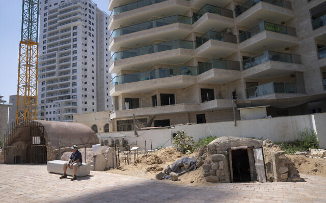 Vue de l'entrée du site des tombeaux romains à Ashkelon, Israël, le 27 août 2024. (Crédit : AP/Ohad Zwigenberg)