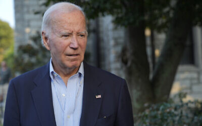 Le président des États-Unis Joe Biden s'adressant aux journalistes après avoir assisté à une messe, à l'extérieur de l'église catholique romaine St. Edmond à Rehoboth Beach, dans le Delaware, le 31 août 2024. (Crédit : Manuel Balce Ceneta/AP)