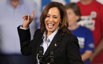 La candidate démocrate à la présidence, la vice-présidente Kamala Harris, s'exprimant lors d'un événement de campagne à la Northwestern High School de Detroit, le 2 septembre 2024. (Crédit : Paul Sancya/AP)