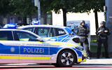 Des policiers patrouillant à proximité d'une scène après une fusillade près de l'ambassade d'Israël à Munich, en Allemagne, le 5 septembre 2024. (Crédit : Matthias Schrader/AP)