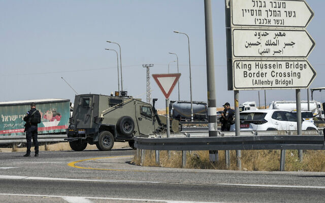 Les forces de sécurité israéliennes sur les lieux d'un attentat terroriste meurtrier, à proximité du pont Allenby, entre la Cisjordanie et la Jordanie, le 8 septembre 2024. (Crédit : Mahmoud Illean/AP) Les forces de sécurité israéliennes sur les lieux d'un attentat terroriste meurtrier, à proximité du pont Allenby, entre la Cisjordanie et la Jordanie, le 8 septembre 2024. (Crédit : Mahmoud Illean/AP)